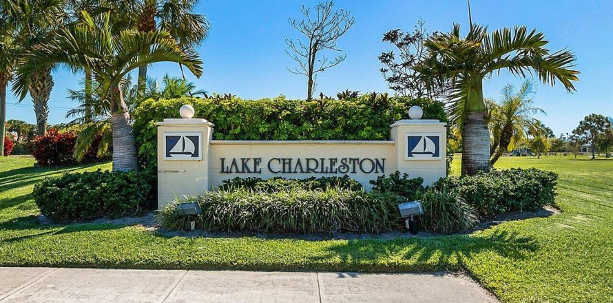 House in Lake Worth, Florida 3 bedrooms, 168.52 sq.m. № 1227583