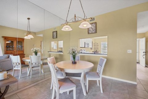 Condo in Sarasota, Florida, 2 bedrooms  № 2203113 - photo 9