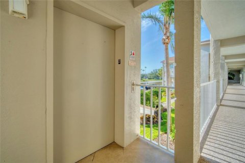 Condo in Sarasota, Florida, 2 bedrooms  № 2203113 - photo 2