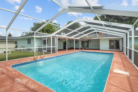 House in Winter Haven, Florida 4 bedrooms, 211.82 sq.m. № 2394448 - photo 3