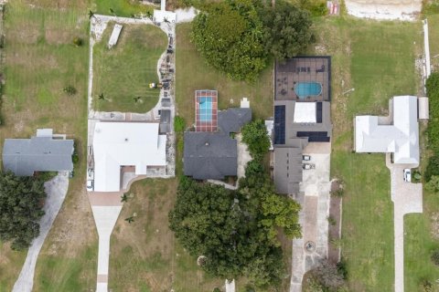 House in Winter Haven, Florida 4 bedrooms, 211.82 sq.m. № 2394448 - photo 4