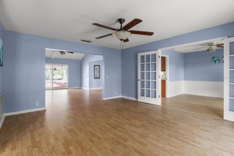 House in Winter Haven, Florida 4 bedrooms, 211.82 sq.m. № 2394448 - photo 9