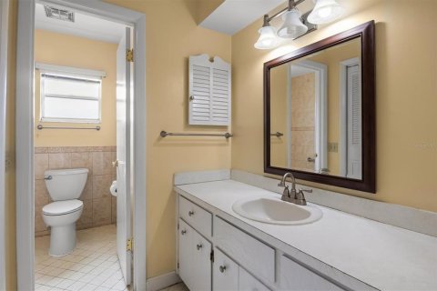 House in Winter Haven, Florida 4 bedrooms, 211.82 sq.m. № 2394448 - photo 14