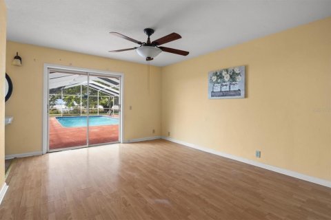 House in Winter Haven, Florida 4 bedrooms, 211.82 sq.m. № 2394448 - photo 13