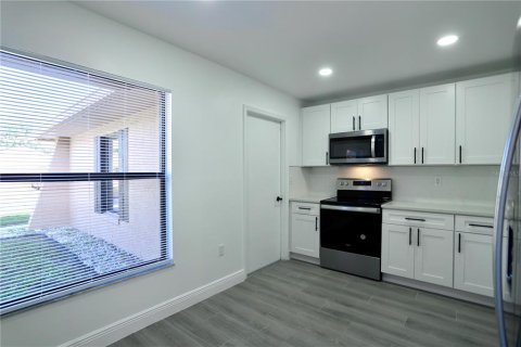 House in Kissimmee, Florida 3 bedrooms, 127.46 sq.m. № 2141402 - photo 11