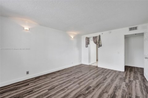 Condo in Oakland Park, Florida, 2 bedrooms  № 1698053 - photo 26