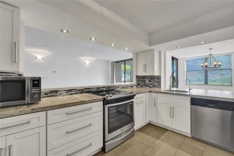 Condo in Oakland Park, Florida, 2 bedrooms  № 1698053 - photo 13