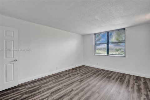 Condo in Oakland Park, Florida, 2 bedrooms  № 1698053 - photo 28