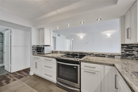 Condo in Oakland Park, Florida, 2 bedrooms  № 1698053 - photo 12