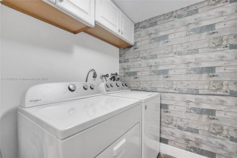 Condo in Oakland Park, Florida, 2 bedrooms  № 1698053 - photo 24