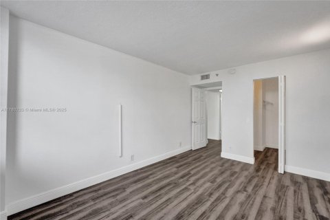 Condo in Oakland Park, Florida, 2 bedrooms  № 1698053 - photo 22