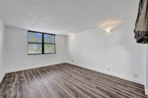 Condo in Oakland Park, Florida, 2 bedrooms  № 1698053 - photo 25