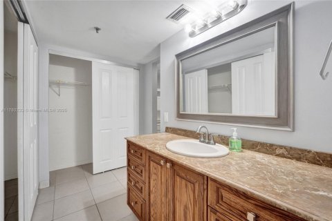Condo in Oakland Park, Florida, 2 bedrooms  № 1698053 - photo 29