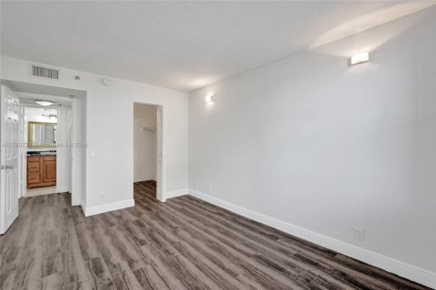 Condo in Oakland Park, Florida, 2 bedrooms  № 1698053 - photo 21