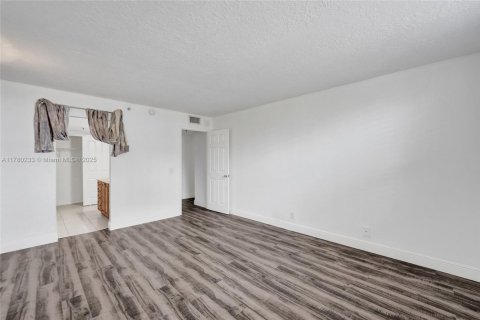 Condo in Oakland Park, Florida, 2 bedrooms  № 1698053 - photo 27