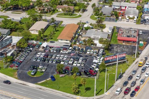 Купить коммерческую недвижимость в Помпано-Бич, Флорида № 1985121 - фото 1