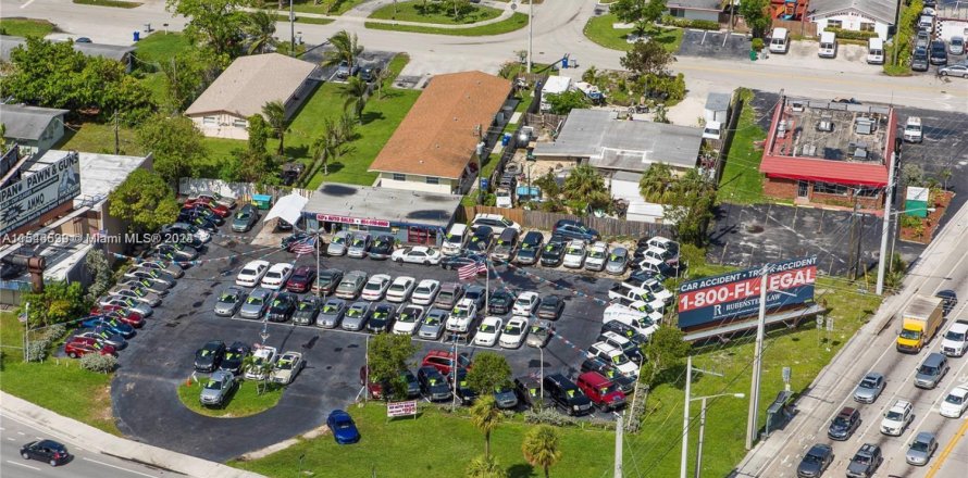 Коммерческая недвижимость в Помпано-Бич, Флорида № 1985121