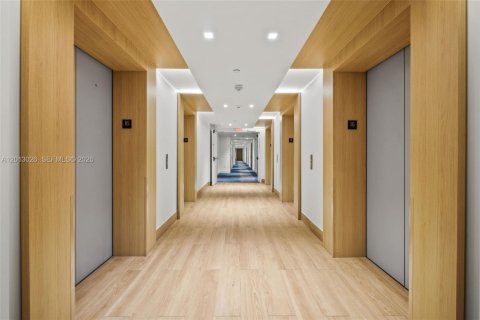 Condominio en venta en Miami, Florida, 1 dormitorio, 68.38 m2 № 2075686 - foto 19