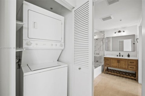 Condominio en venta en Miami, Florida, 1 dormitorio, 68.38 m2 № 2075686 - foto 17