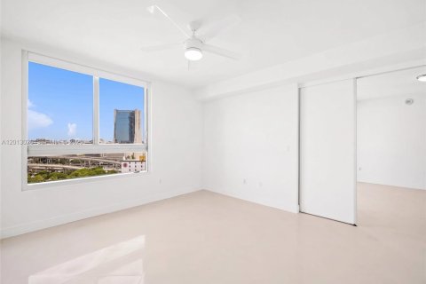 Condominio en venta en Miami, Florida, 1 dormitorio, 68.38 m2 № 2075686 - foto 11
