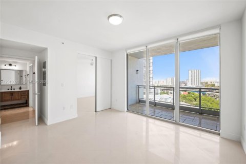 Condominio en venta en Miami, Florida, 1 dormitorio, 68.38 m2 № 2075686 - foto 4