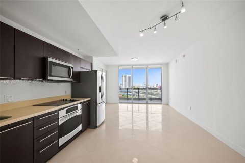 Condominio en venta en Miami, Florida, 1 dormitorio, 68.38 m2 № 2075686 - foto 2