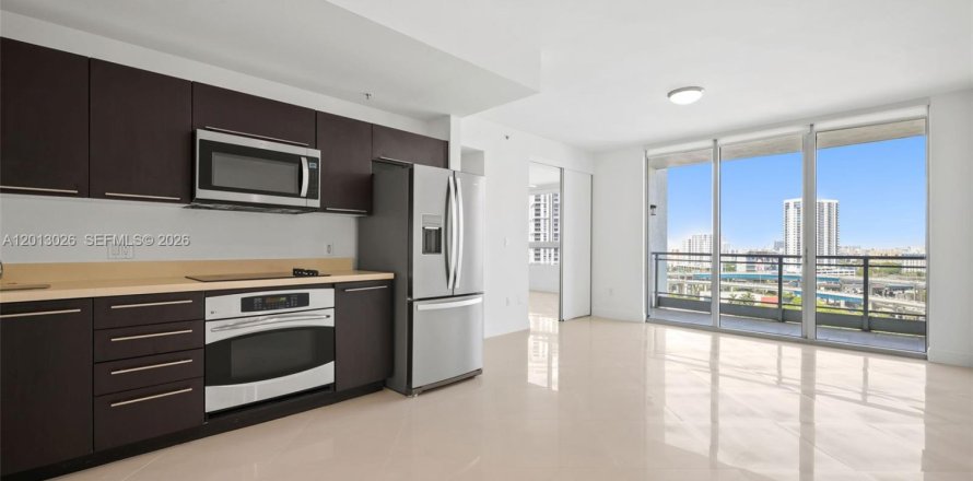Condominio en Miami, Florida, 1 dormitorio  № 2075686