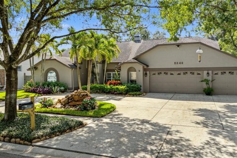 House in Tampa, Florida 4 bedrooms, 270.9 sq.m. № 2428861 - photo 2
