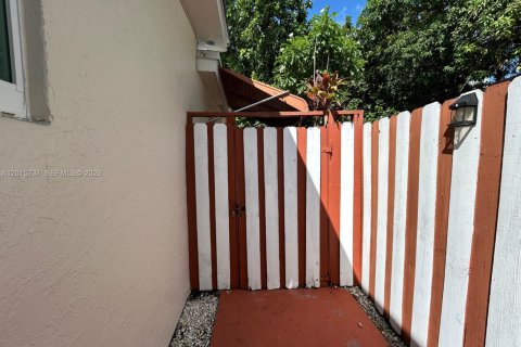 Immobilier commercial à louer à Miami, Floride: 1 chambre, 28.8 m2 № 2316060 - photo 2