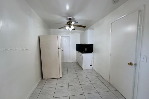 Immobilier commercial à louer à Miami, Floride: 1 chambre, 28.8 m2 № 2316060 - photo 4