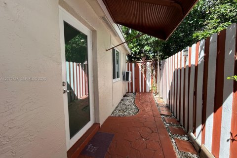 Immobilier commercial à louer à Miami, Floride: 1 chambre, 28.8 m2 № 2316060 - photo 3