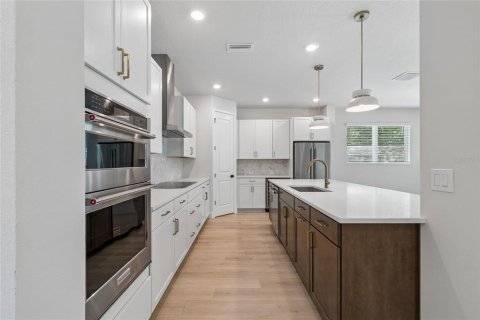 House in Tampa, Florida 4 bedrooms, 276.11 sq.m. № 2139073 - photo 5