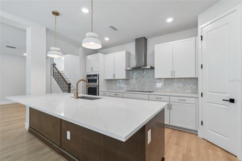 House in Tampa, Florida 4 bedrooms, 276.11 sq.m. № 2139073 - photo 4