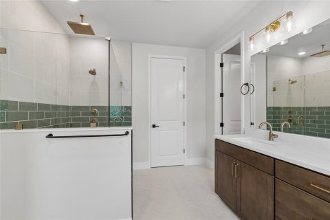 House in Tampa, Florida 4 bedrooms, 276.11 sq.m. № 2139073 - photo 23