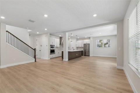House in Tampa, Florida 4 bedrooms, 276.11 sq.m. № 2139073 - photo 13