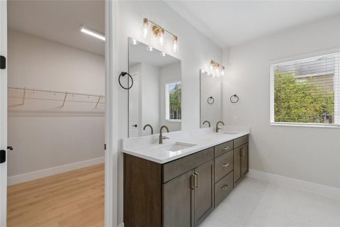 House in Tampa, Florida 4 bedrooms, 276.11 sq.m. № 2139073 - photo 25