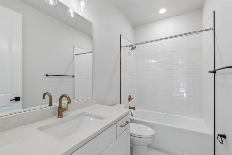 House in Tampa, Florida 4 bedrooms, 276.11 sq.m. № 2139073 - photo 30