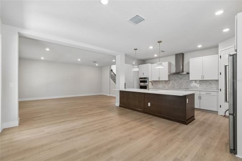 House in Tampa, Florida 4 bedrooms, 276.11 sq.m. № 2139073 - photo 9