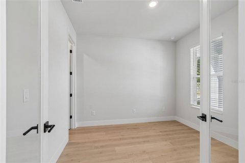 House in Tampa, Florida 4 bedrooms, 276.11 sq.m. № 2139073 - photo 14