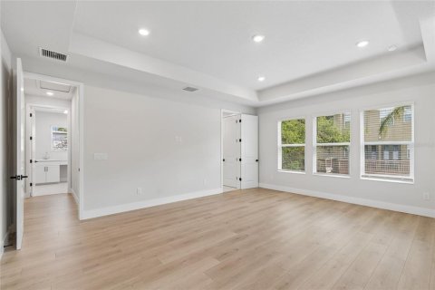 House in Tampa, Florida 4 bedrooms, 276.11 sq.m. № 2139073 - photo 20