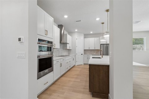 House in Tampa, Florida 4 bedrooms, 276.11 sq.m. № 2139073 - photo 6