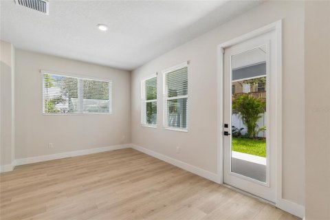 House in Tampa, Florida 4 bedrooms, 276.11 sq.m. № 2139073 - photo 8