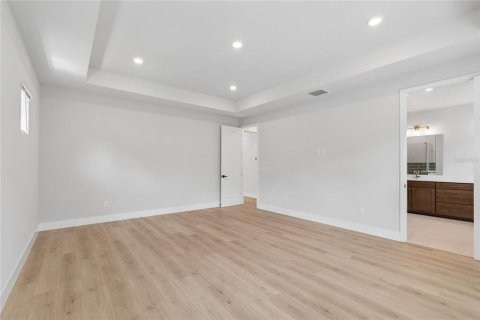 House in Tampa, Florida 4 bedrooms, 276.11 sq.m. № 2139073 - photo 21