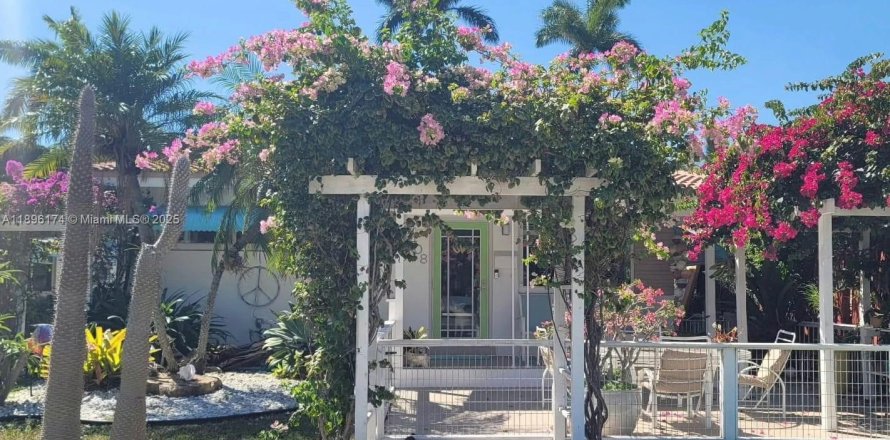 House in Hollywood, Florida 2 bedrooms, 134.52 sq.m. № 1948983