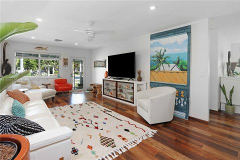 House in Hollywood, Florida 2 bedrooms, 134.52 sq.m. № 1948983 - photo 2