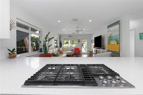 House in Hollywood, Florida 2 bedrooms, 134.52 sq.m. № 1948983 - photo 15