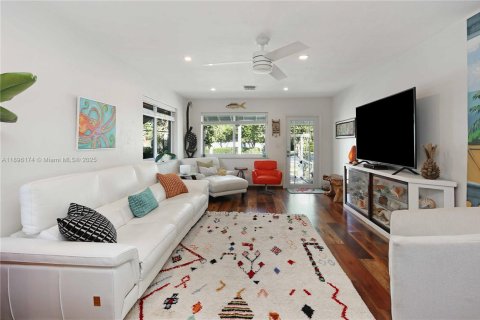 House in Hollywood, Florida 2 bedrooms, 134.52 sq.m. № 1948983 - photo 10