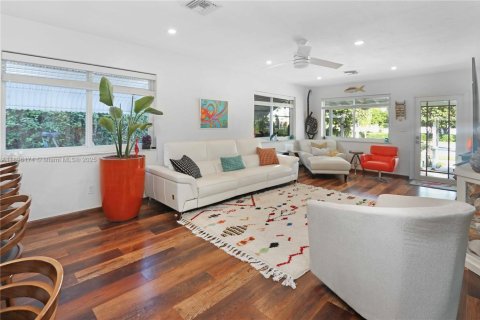 House in Hollywood, Florida 2 bedrooms, 134.52 sq.m. № 1948983 - photo 9