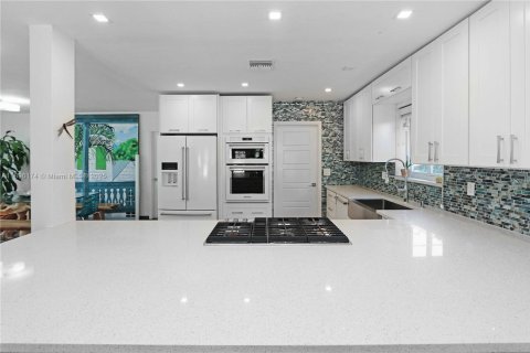 House in Hollywood, Florida 2 bedrooms, 134.52 sq.m. № 1948983 - photo 13