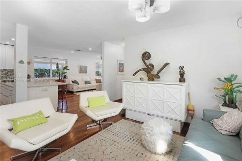 House in Hollywood, Florida 2 bedrooms, 134.52 sq.m. № 1948983 - photo 19